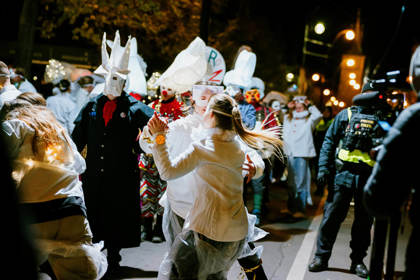 studenti v satirickém průvodu