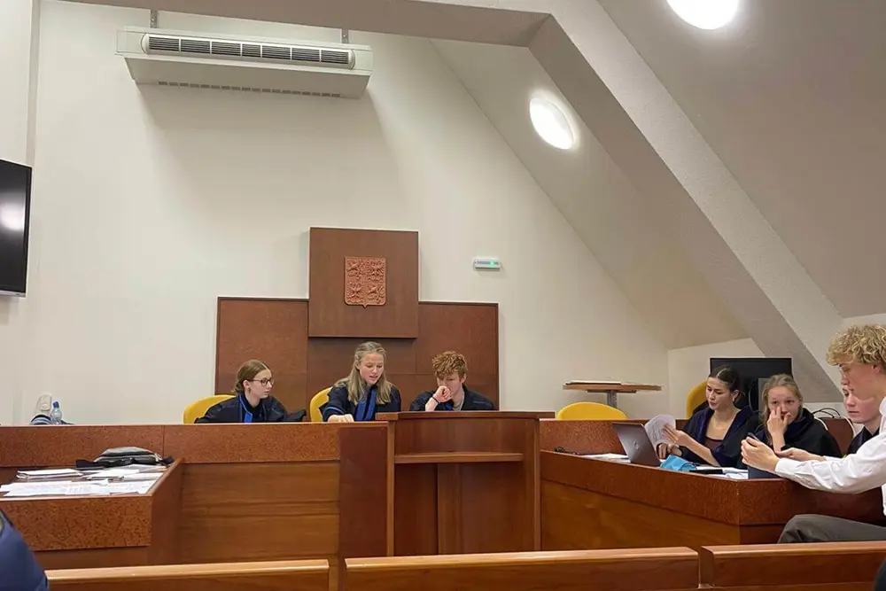 studenti na simulovaném soudním řízení