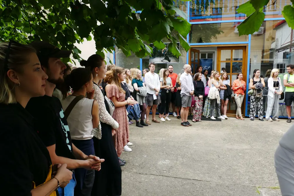 lidé na dvorečku