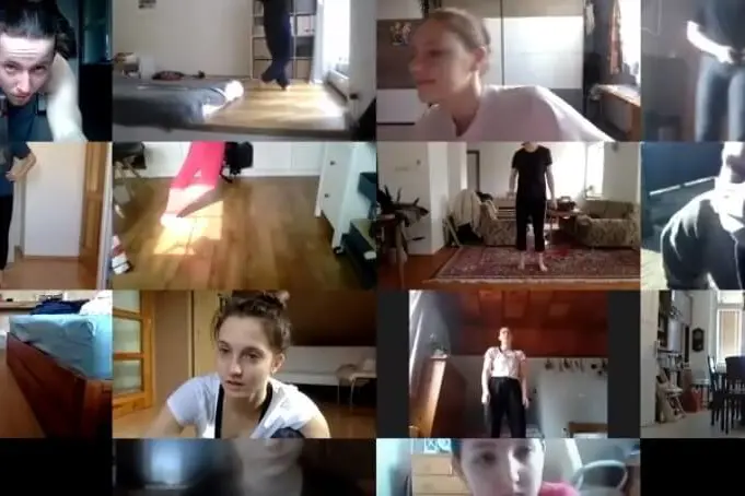 Studenti při hodině na Zoomu