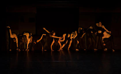 Studenti při představení