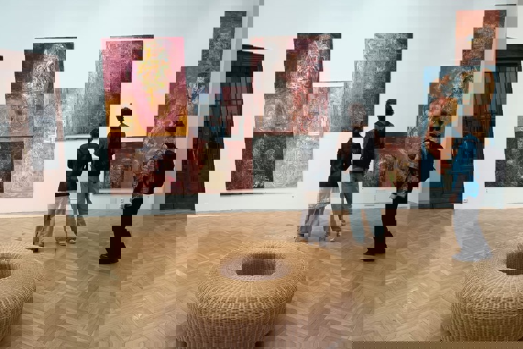 studenti na výstavě