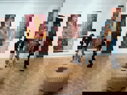 studenti na výstavě