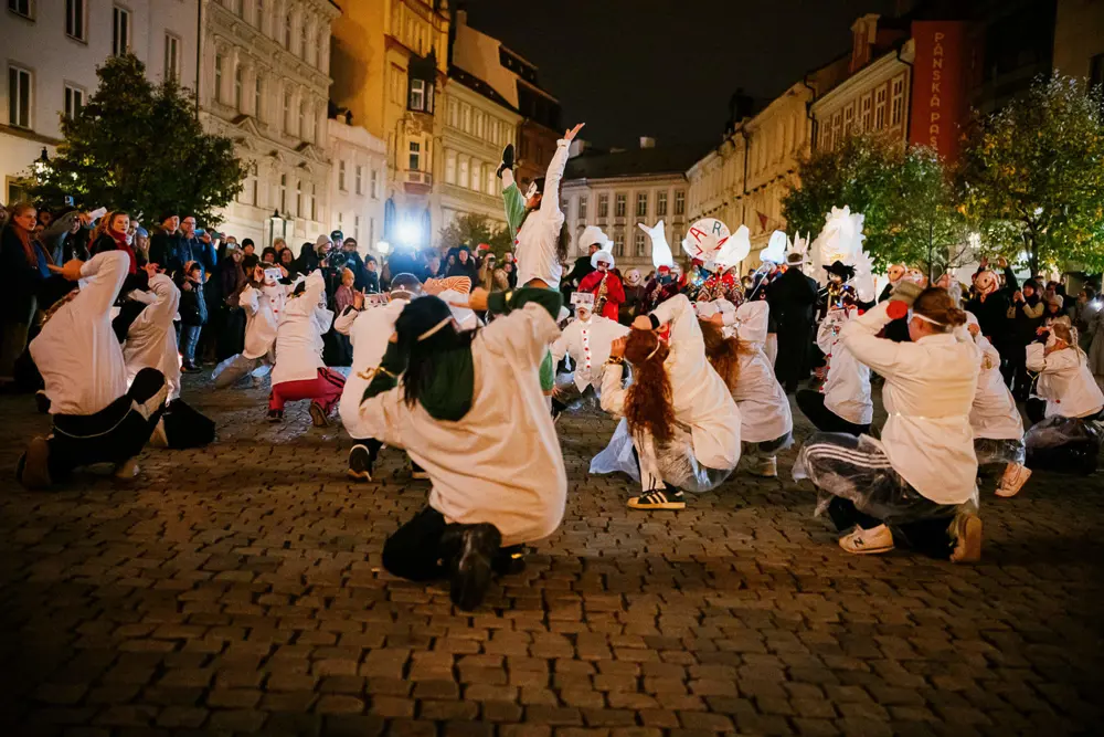 studenti v satirickém průvodu
