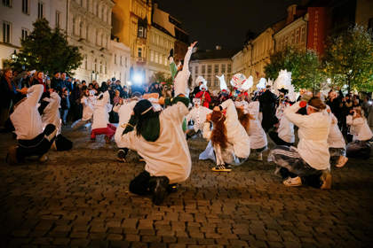 studenti v satirickém průvodu