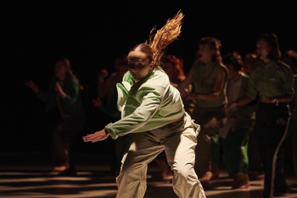 studenti při představení