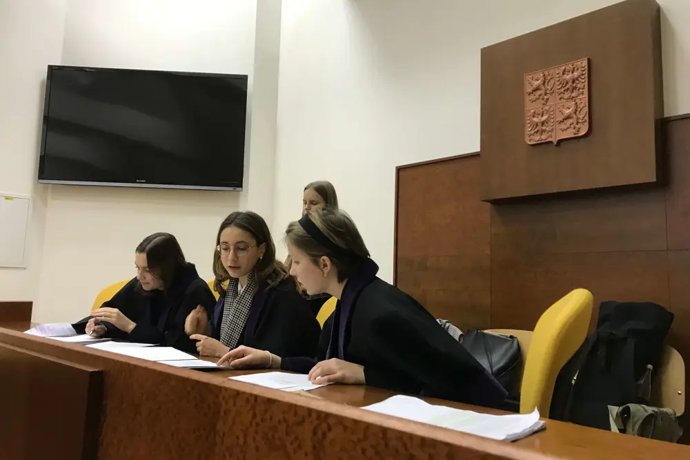 Studenti v "soudní síni"