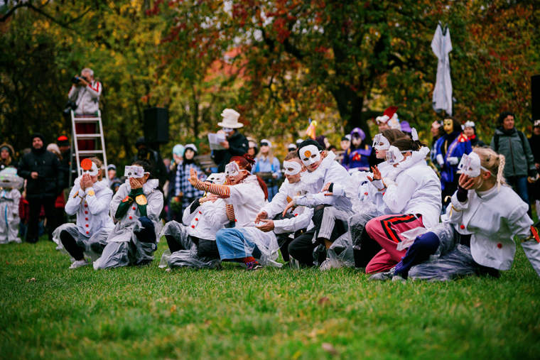studenti v satirickém průvodu