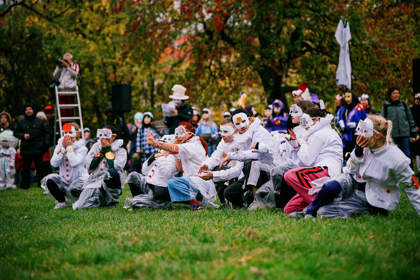 studenti v satirickém průvodu