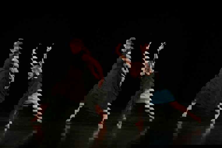 studenti tančí na představení