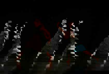 studenti tančí na představení