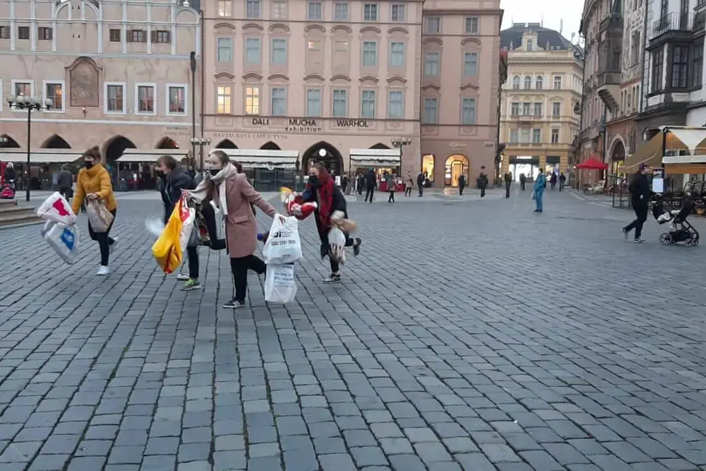 Tanečníci s igelitovými taškami na Staroměstském náměstí