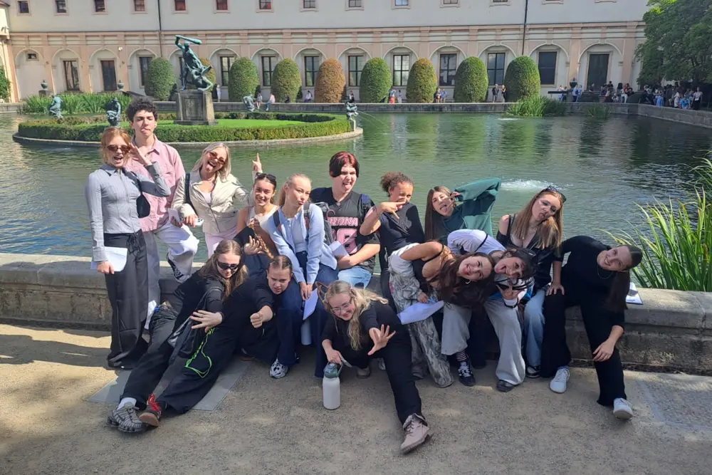 studenti v centu Prahy