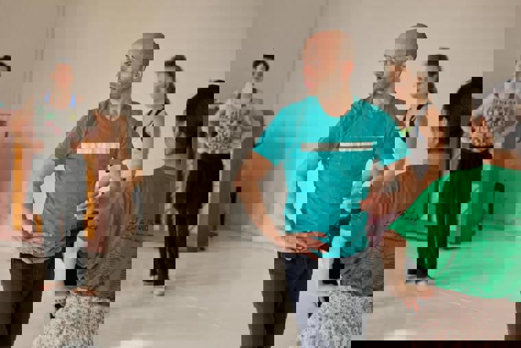 Jan Malík při výuce lidového tance