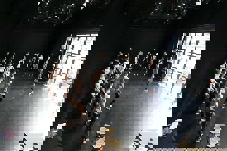 Účastníci přípravného kurzu na tanečním sále