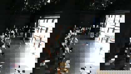 Účastníci přípravného kurzu na tanečním sále