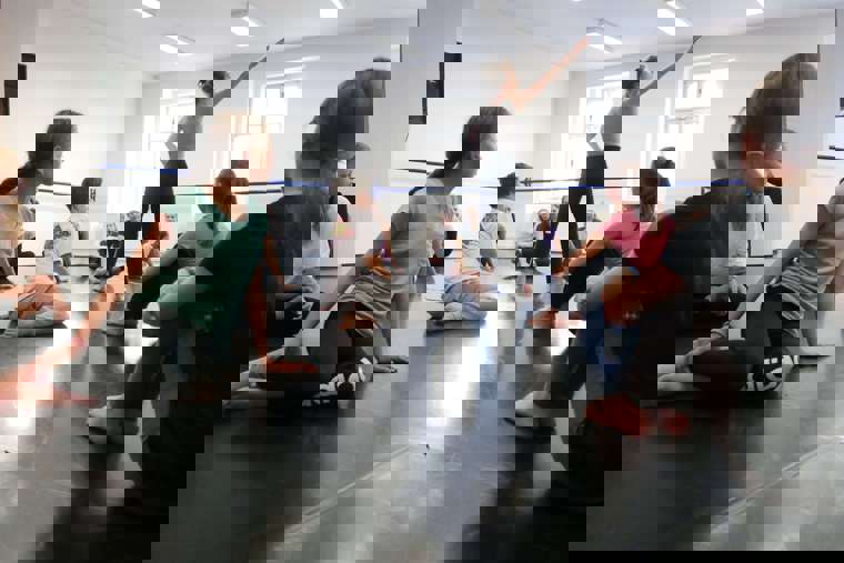 Účastníci přípravného kurzu na tanečním sále