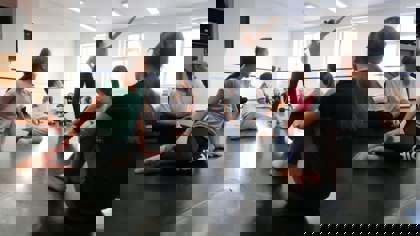 Účastníci přípravného kurzu na tanečním sále