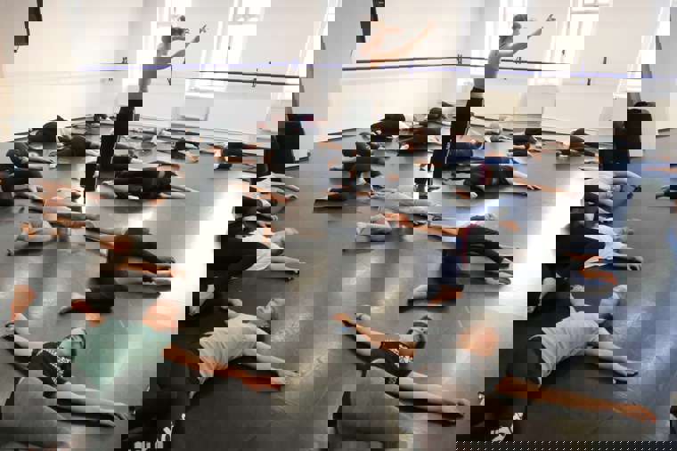 Účastníci přípravného kurzu na tanečním sále