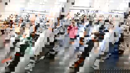 Účastníci přípravného kurzu na tanečním sále