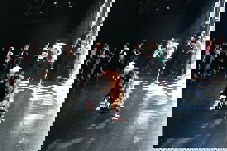 Účastníci přípravného kurzu na tanečním sále