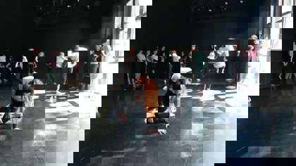 Účastníci přípravného kurzu na tanečním sále