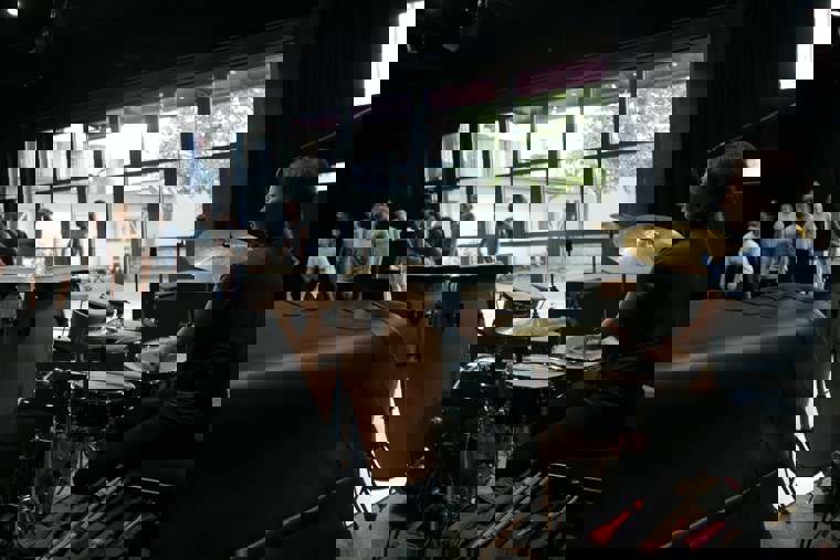 Účastníci přípravného kurzu na tanečním sále