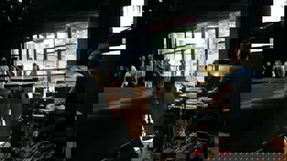 Účastníci přípravného kurzu na tanečním sále