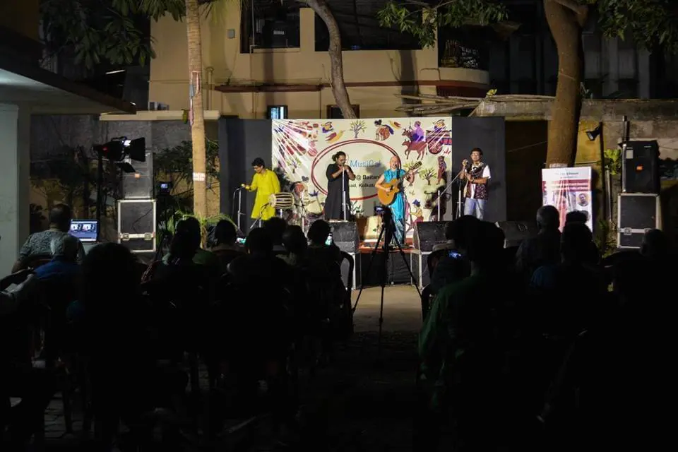 Koncert v Akhra Baitanik, Kalkata, Indie