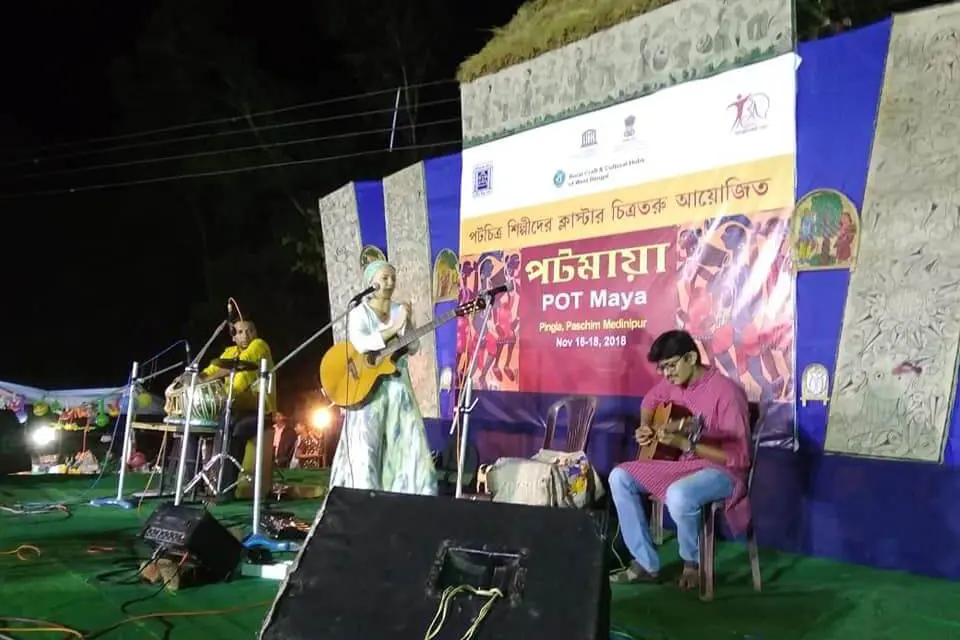 Koncert na festivalu Pot Maya Mela v Pingle, Indie
