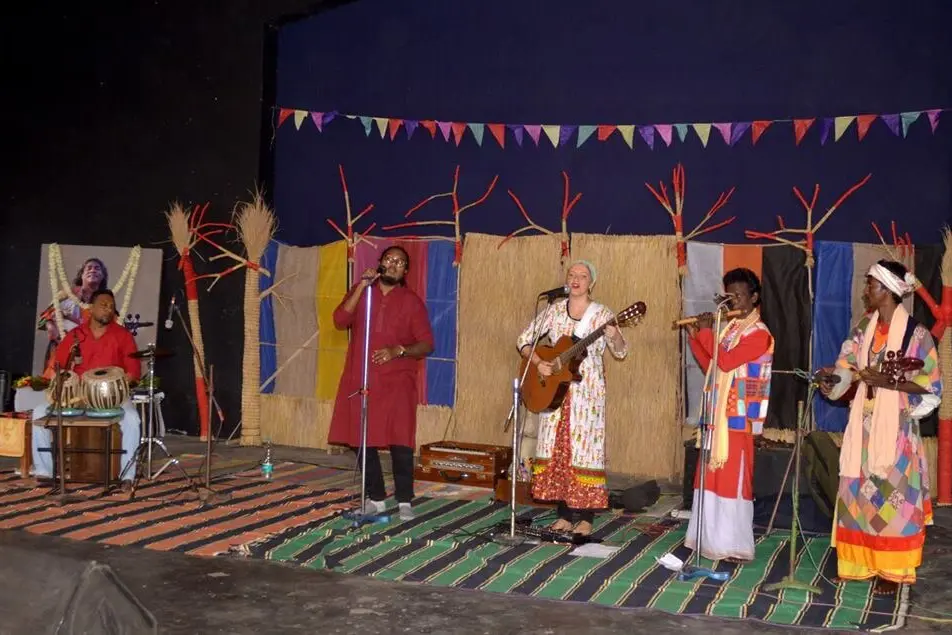 Koncert na festivalu Baul Fakiri Mela v Tepantaru, Indie