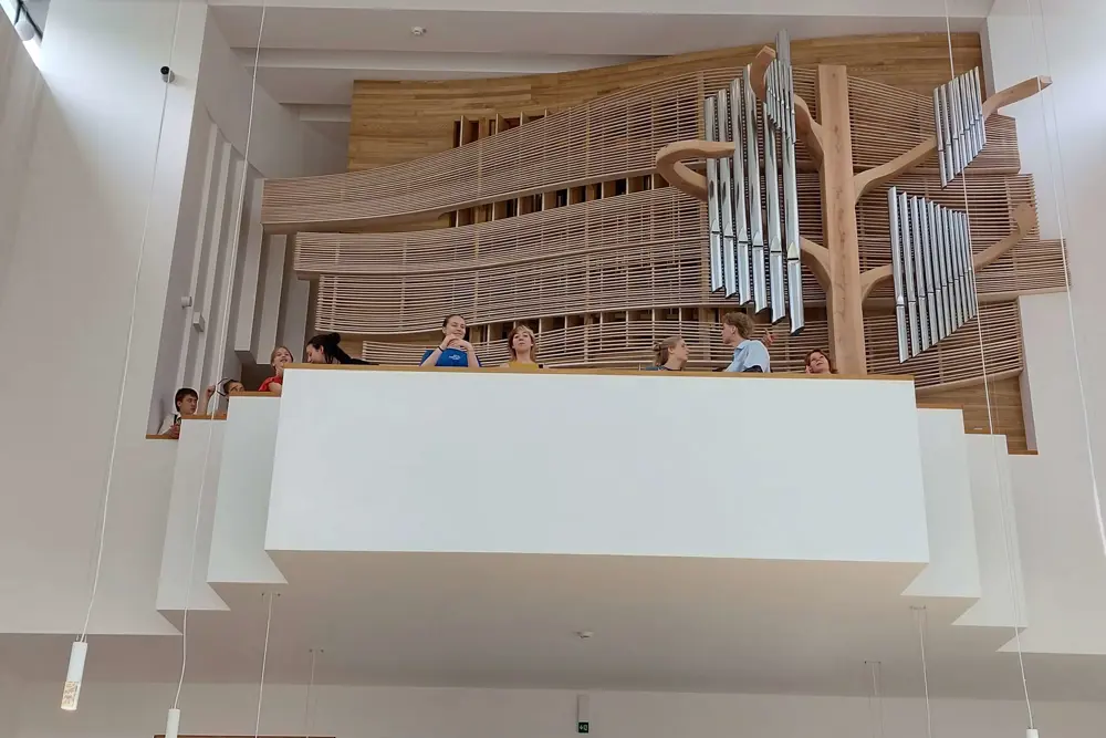 interiér kostela a studenti DC