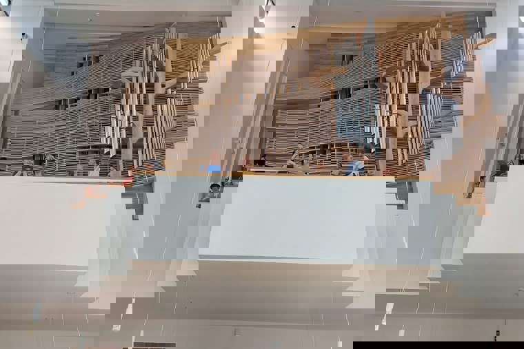 interiér kostela a studenti DC