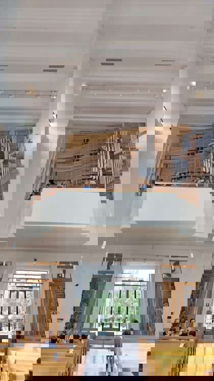 interiér kostela a studenti DC