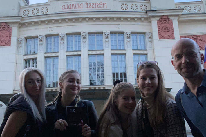 Studentky 5. ročníku na 37. celostátní přehlídce "Tanec, tanec..."