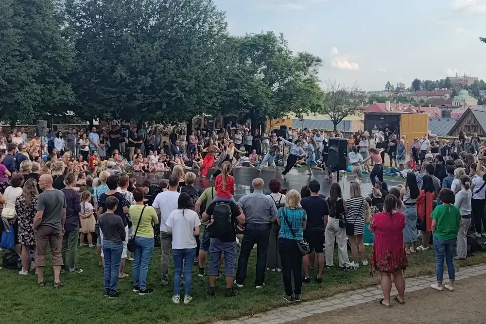 Studenti tančí na festivalových zahradách