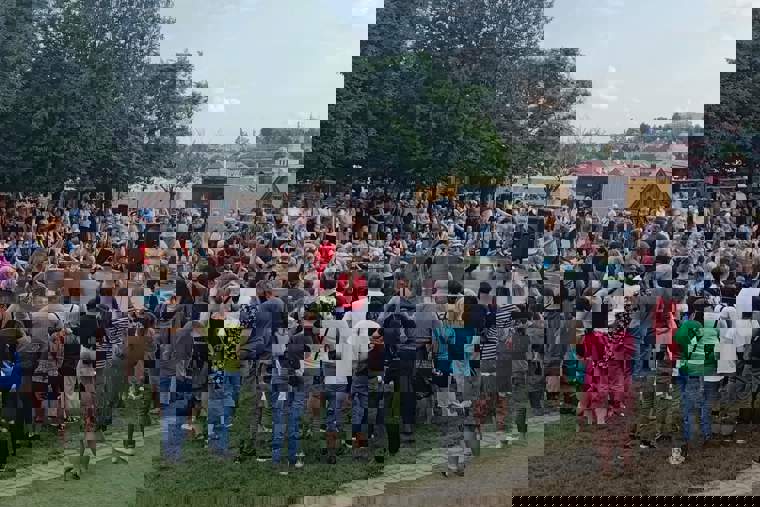 Studenti tančí na festivalových zahradách