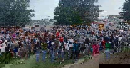 Studenti tančí na festivalových zahradách