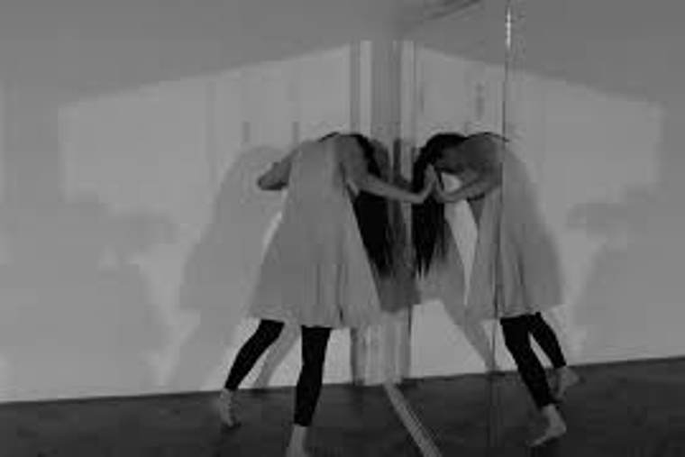 tanečnice u zrcadla