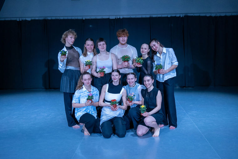 studenti při děkovačce