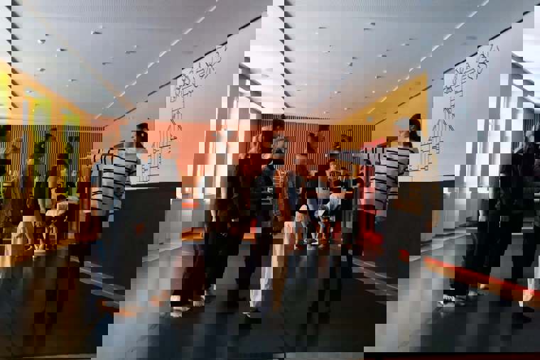 studenti na tanečním sále