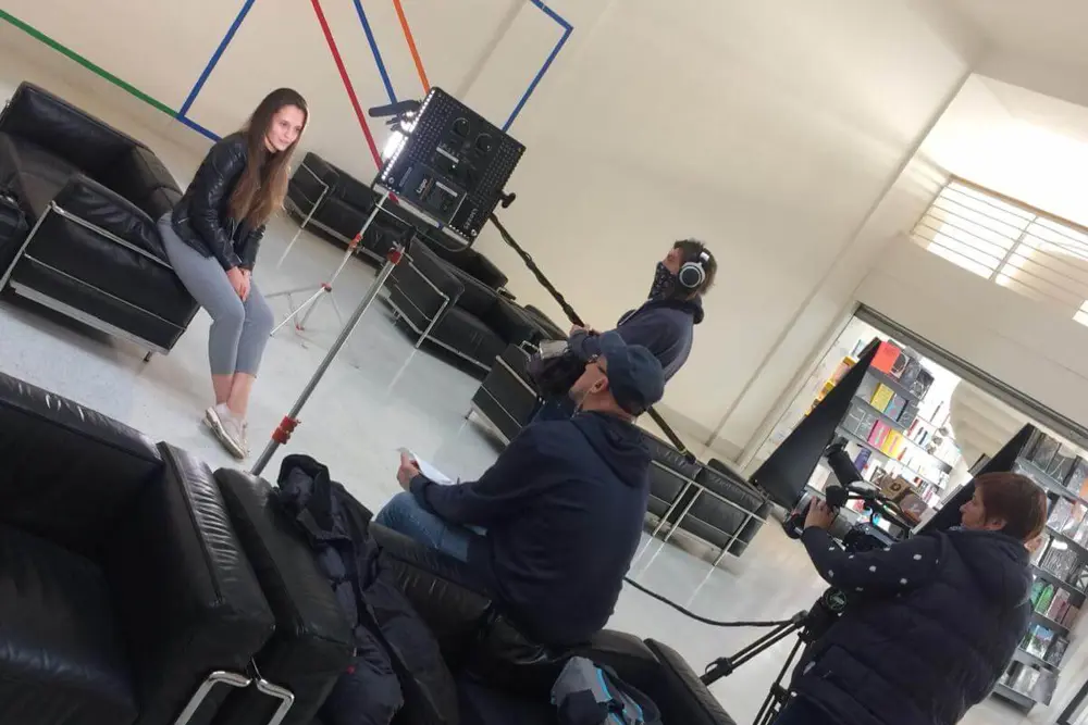 Studentka při natáčení Českou televizí