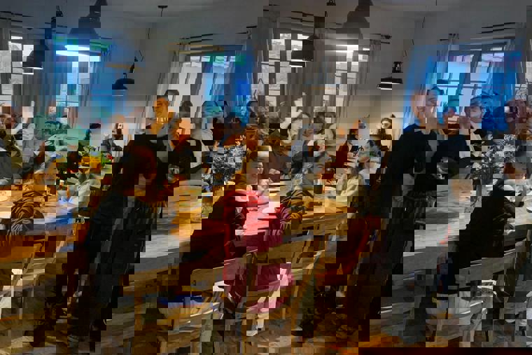 studenti na snídani