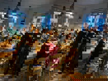 studenti na snídani