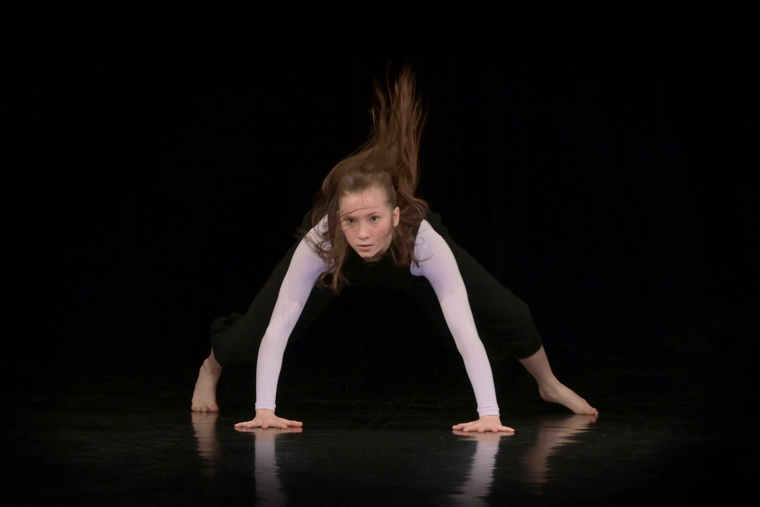 studenti tančí na představení