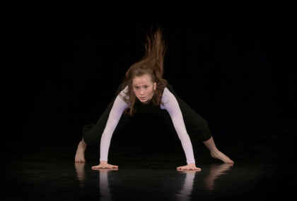 studenti tančí na představení