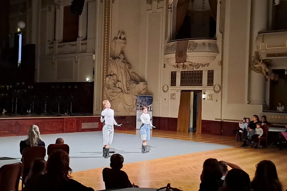 studenti tančí na Zlaté Praze