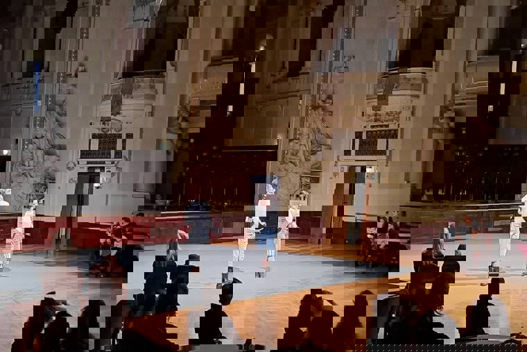 studenti tančí na Zlaté Praze