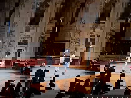 studenti tančí na Zlaté Praze