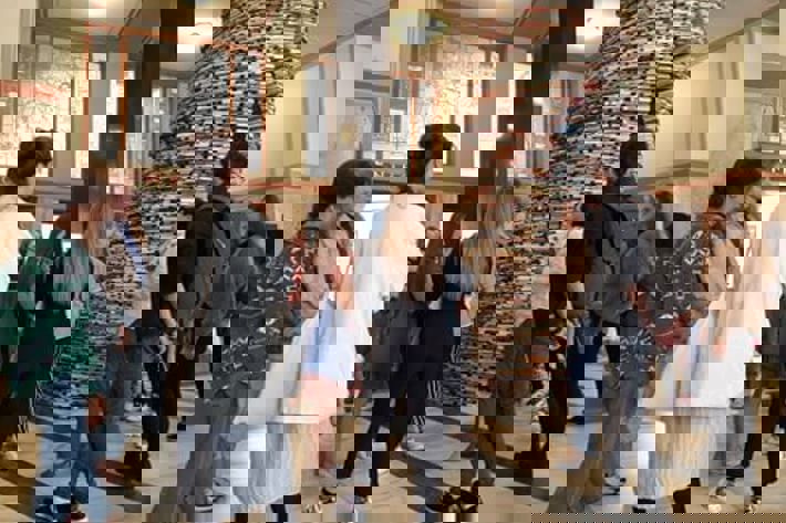 Studenti 1. ročníku v městské knihovně